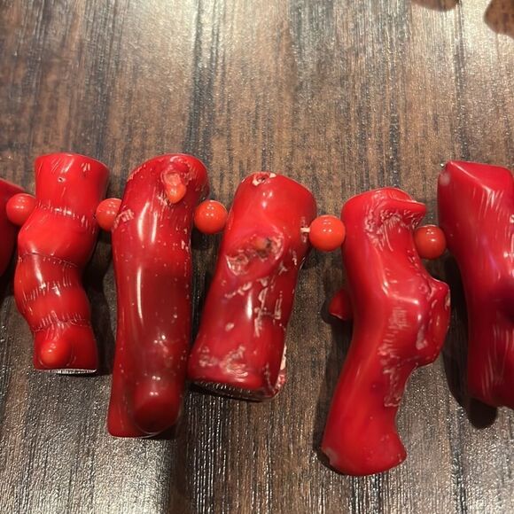 Original red colored coral rods necklace composed of colored not varnished rods - Picture 2 of 8